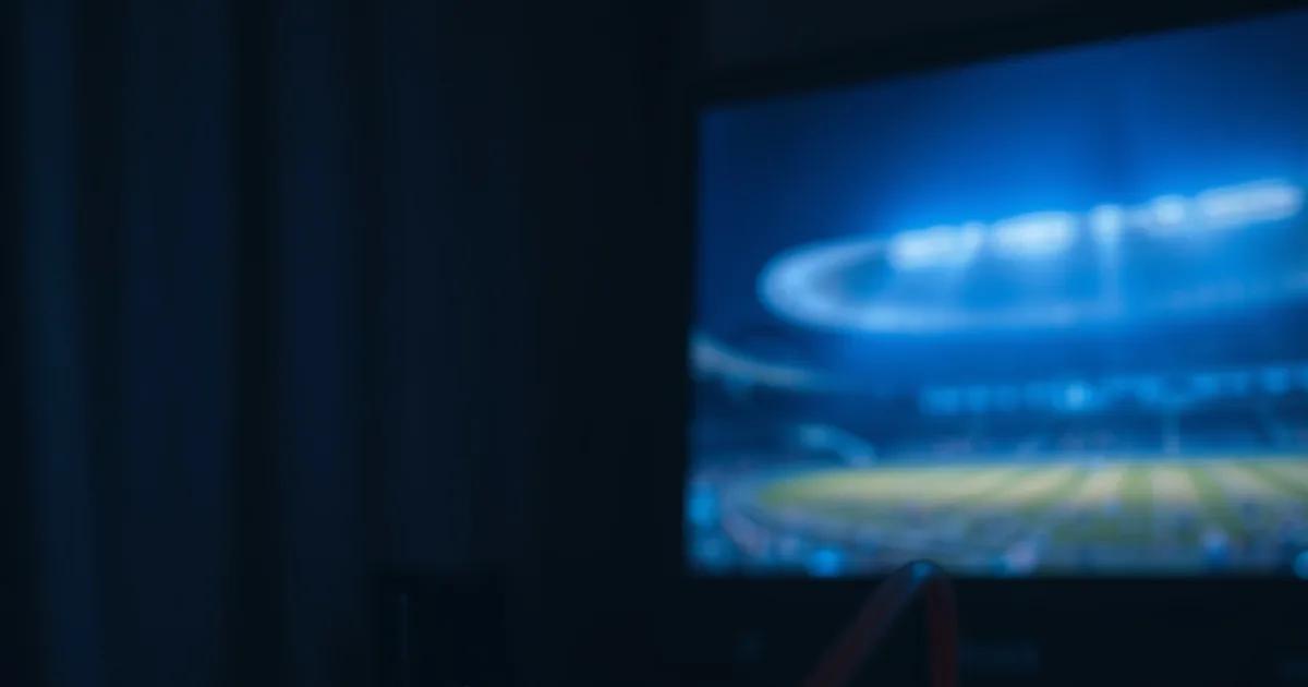 Routeur et câbles réseau éclairés dans la pénombre, avec quatre faisceaux de lumière colorés représentant les flux de connexion des différents opérateurs